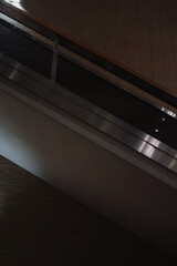 Obraz premium 薄暗い室内にある階段とエスカレーター