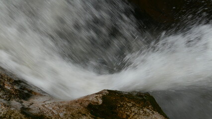 wildes Wasser in Felsformation