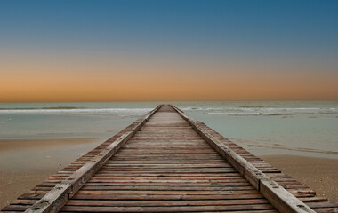 Obraz premium a beautiful sunset on the sea on a beautiful winter day on the sea