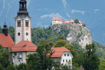 Der Bleder See im Nordwesten Sloweniens mit der bekannten Inselkirche Mariä Himmelfahrt, Bled,...