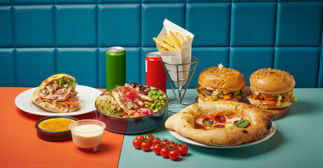 Assortiment de hamburger et pizza et frites