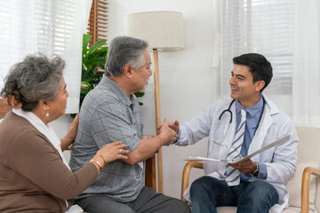 Obraz premium Doctor man health checkup with Asian couple elderly patient at home visit. Retirement health care and life insurance concept