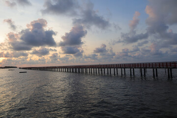 Obraz premium Soft sunlight makes the Red Bridge even more beautiful.