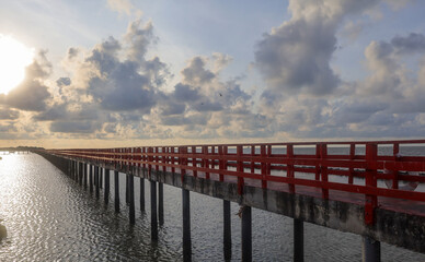 Obraz premium The Red Bridge Dolphin Viewpoint is stunning in the morning light.
