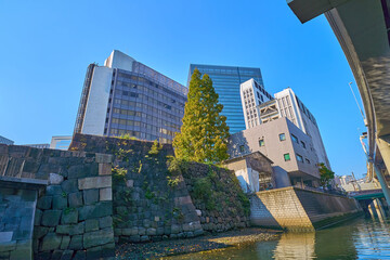 東京都千代田区大手町の常盤橋付近の日本橋川から史跡 江戸城石垣を見る