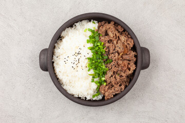 Bulgogi rice bowl is a dish made by marinating and grilling lean meat over a fire and then placing it on top of rice.