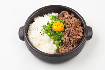 Bulgogi rice bowl is a dish made by marinating and grilling lean meat over a fire and then placing it on top of rice.