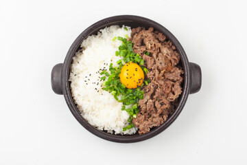 Bulgogi rice bowl is a dish made by marinating and grilling lean meat over a fire and then placing it on top of rice.