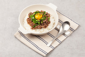 Bulgogi rice bowl is a dish made by marinating and grilling lean meat over a fire and then placing it on top of rice.