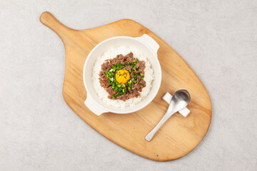 Bulgogi rice bowl is a dish made by marinating and grilling lean meat over a fire and then placing it on top of rice.