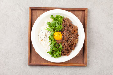 Bulgogi rice bowl is a dish made by marinating and grilling lean meat over a fire and then placing it on top of rice.