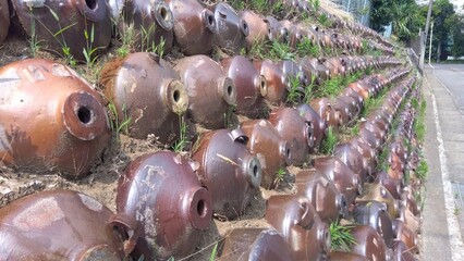 坂道の途中の壺の埋め込まれた擁壁	