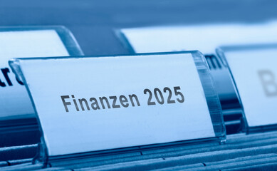 Finanzen 2025 - Symbolfoto -  Ordner mit Tab
