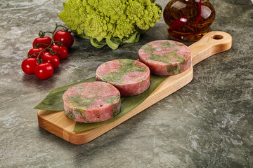 Raw Tuna medallion with broccoli