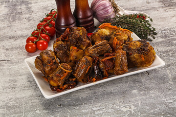 Baked oztail with tomato and carrot