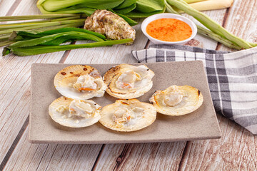 Grilled scallops with cream cheese