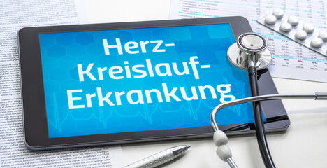 Ein Tablet mit dem Text Herz-Kreislauf-Erkrankung auf dem Display