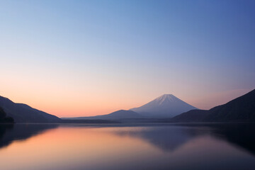 本栖湖　富士山　夜明け
