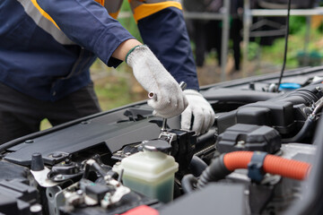 Obraz premium Mechanic repairs car engine with precision and care