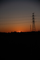 夕焼けと送電線のシルエット