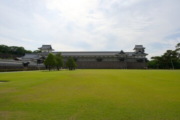 金沢城の五十間長屋、新緑の芝生