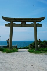 伊和都比売神社の鳥居、快晴の空とトンボ