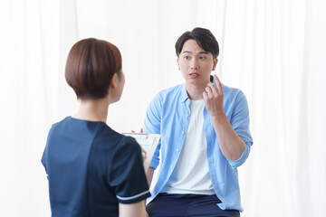 カウンセリングを受ける男性