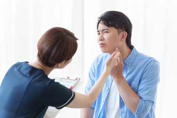 カウンセリングを受ける男性