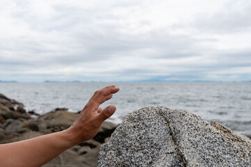 滑りやすい岩を掴む手元