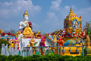 Obraz premium Wat sang kaew temple: vibrant statues and ornate architecture, chiang mai, Thailand