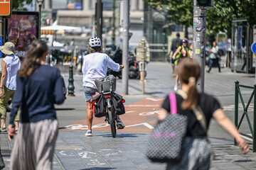 velo cycliste circulation Belgique Bruxelles femme