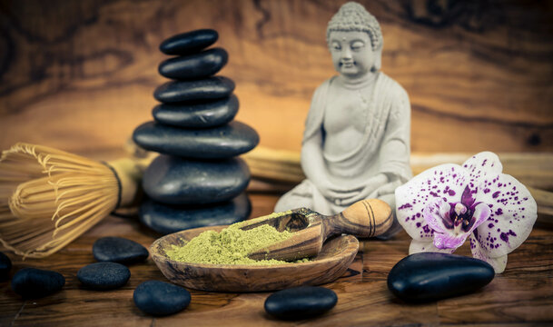 Matcha japanisch f&uuml;r &bdquo;gemahlener Tee&ldquo; ist ein zu Pulver vermahlener Gr&uuml;ntee der in der japanischen Teezeremonie verwendet wird