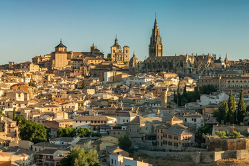Obraz premium Sunrise view of the historic cityscape of Toledo, Castilla-La Mancha, Spain.