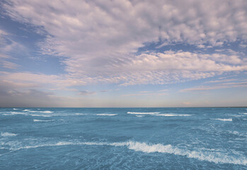 Obraz premium sea with waves and sky above with clouds ideal background with concept of nature relaxation and summer vacation