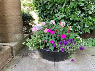 Bunte Blumen im Blumentopf an Trauerhalle am Friedhof 