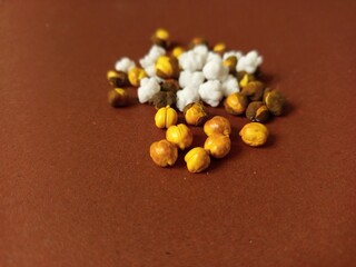 Close-up of vibrant roasted chickpeas, roasted garbanzo beans. A healthy, crunchy snack. Great for food blogs, healthy eating, and vegan dishes.
roasted garbanzo beans