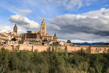Obraz premium Panoramic view of Segovia city and the Cathedral next to the Eresma river