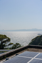 煌めく海と太陽光