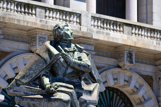 Almeida Garrett Monument on Avenida dos Aliados, Porto. Bronze monument honoring writer Almeida Garrett stands prominently on Porto&rsquo;s Avenida dos Aliados, blending art, history, and culture.