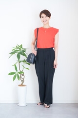 女性夏服のファッションコーディネート全身（縦向き）