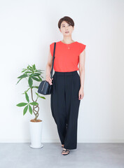 女性夏服のファッションコーディネート全身（縦向き）