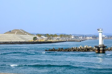 湖西市、今切口の背割堤灯台と新居弁天海釣公園の遠景