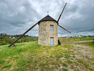 C'est l'emblème de toute une commune, une fierté au bord du GR34 sur le littoral breton : le Moulin de Luzéoc. En presqu'ile de Crozon, à Telgruc-Sur-Mer