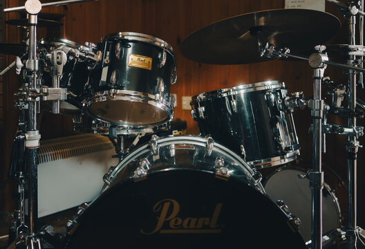 Pearl details of the drum kit
