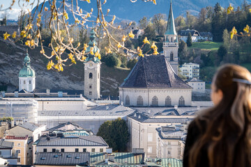Mujer turista feliz explorando la ciudad de Salzburgo, admirando bellas vistas desde un mirador en...