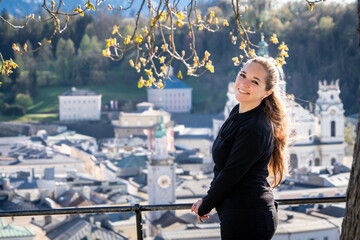 Mujer turista feliz explorando la ciudad de Salzburgo, admirando bellas vistas desde un mirador en...