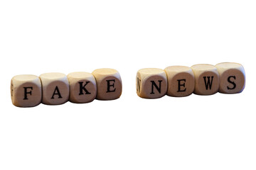 Fake News Holzbuchstaben freigestellt