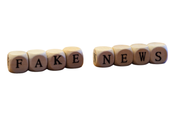 Fake News Holzbuchstaben freigestellt