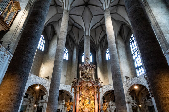 Espectaculares vistas del altar de la iglesia de los franciscanos, en Salzburgo, Austria