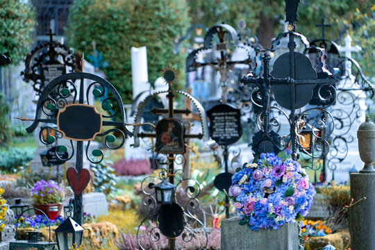 Bellas tumbas y ornamentaciones del cementerio San Pedro, en la ciudad de Salzburgo
